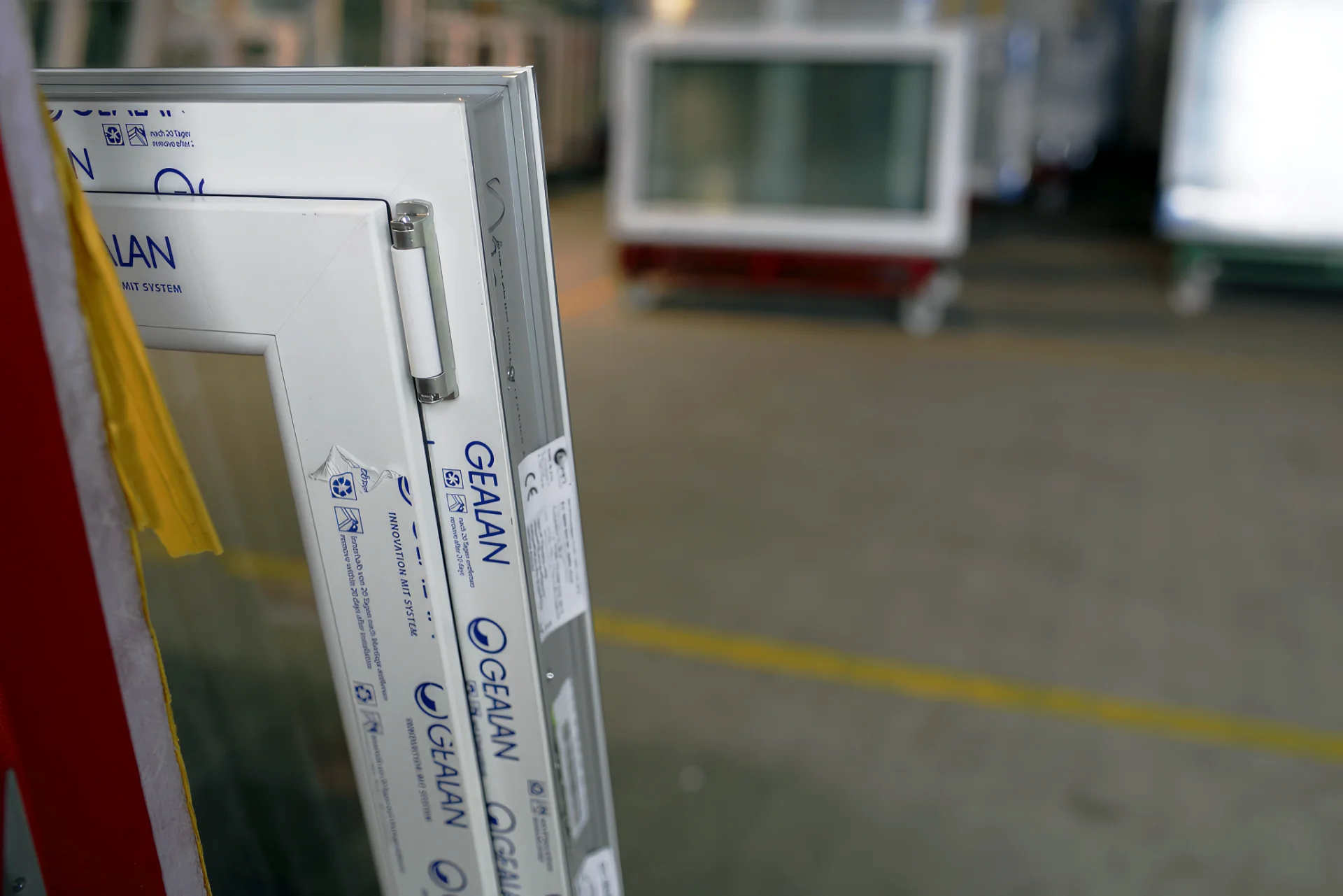 Kunststofffenster im Lager auf einem Transportwagen mit Schutzfolie abgedeckt