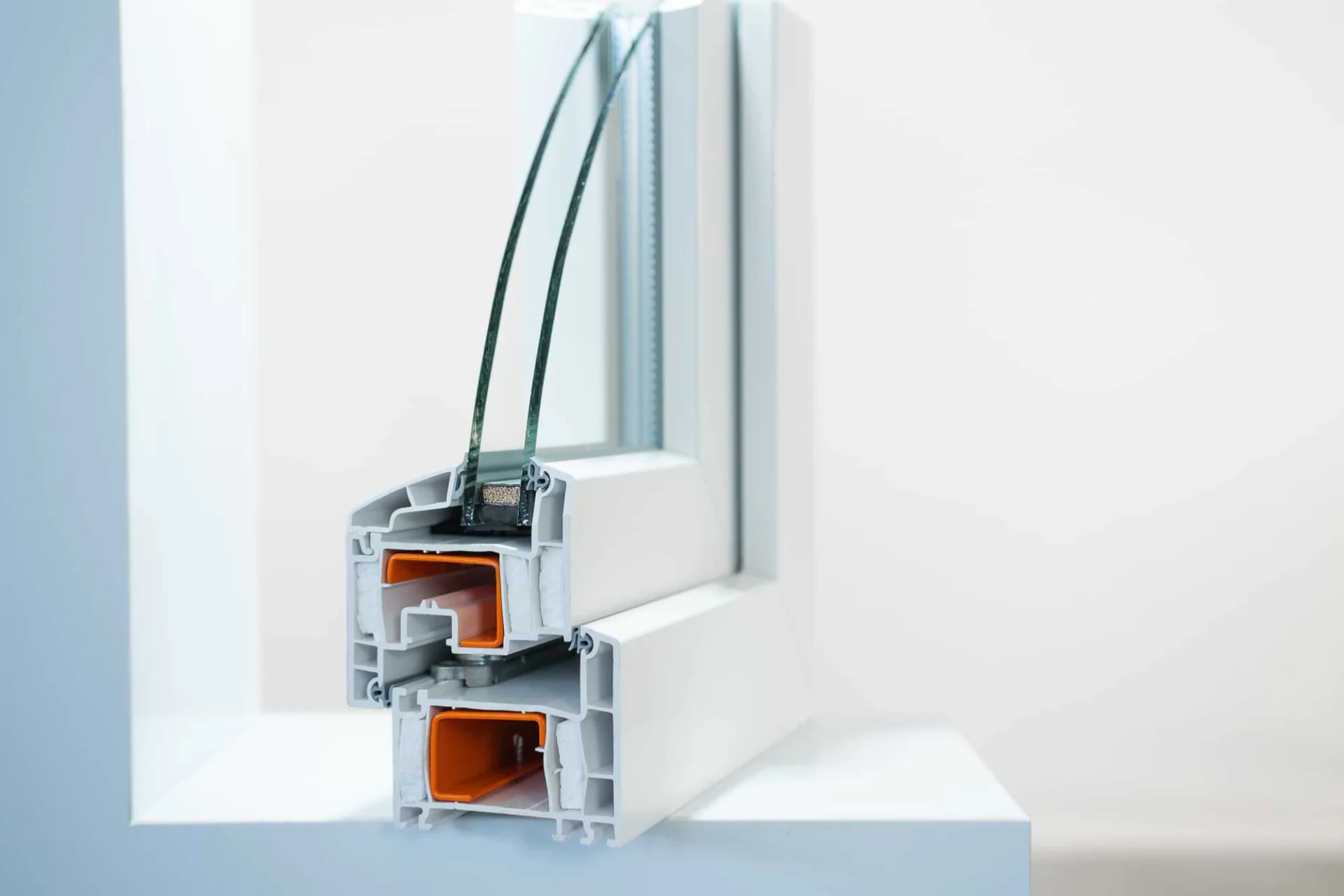 Kunststofffensterprofil mit Glas in der Auslage.
